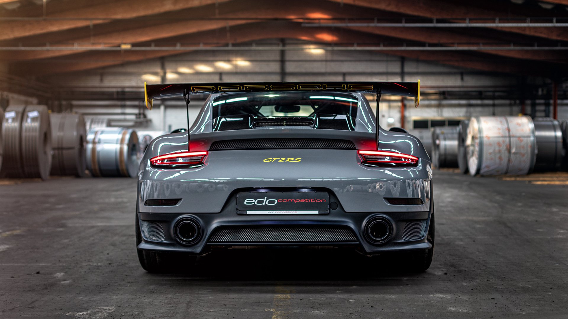 C罗亲吻国旗庆祝晋级决赛，c罗情侣