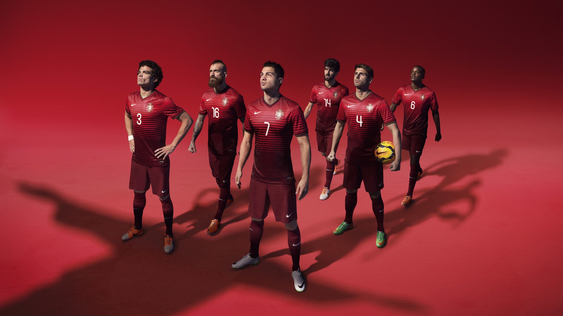 拜仁中场多线作战,配合默契成为制胜关键,在拜仁效力过的中场